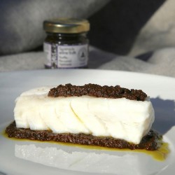 Cuit à la vapeur, placez le sur un lit de tapenade aromatisé à la truffe.